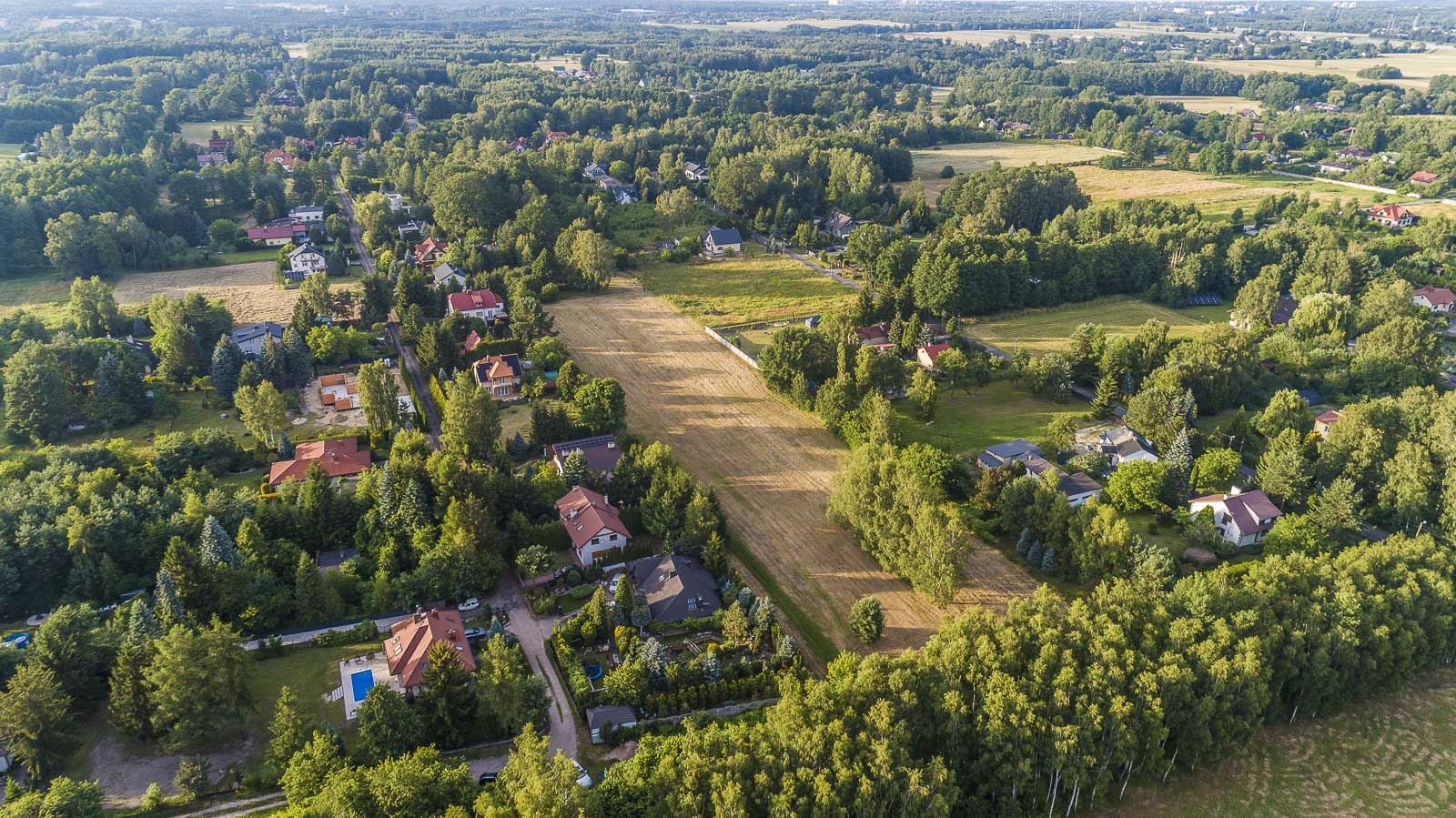 Inspekcja dachu dronem Bełchatów – szybka kontrola pokrycia bez użycia rusztowań