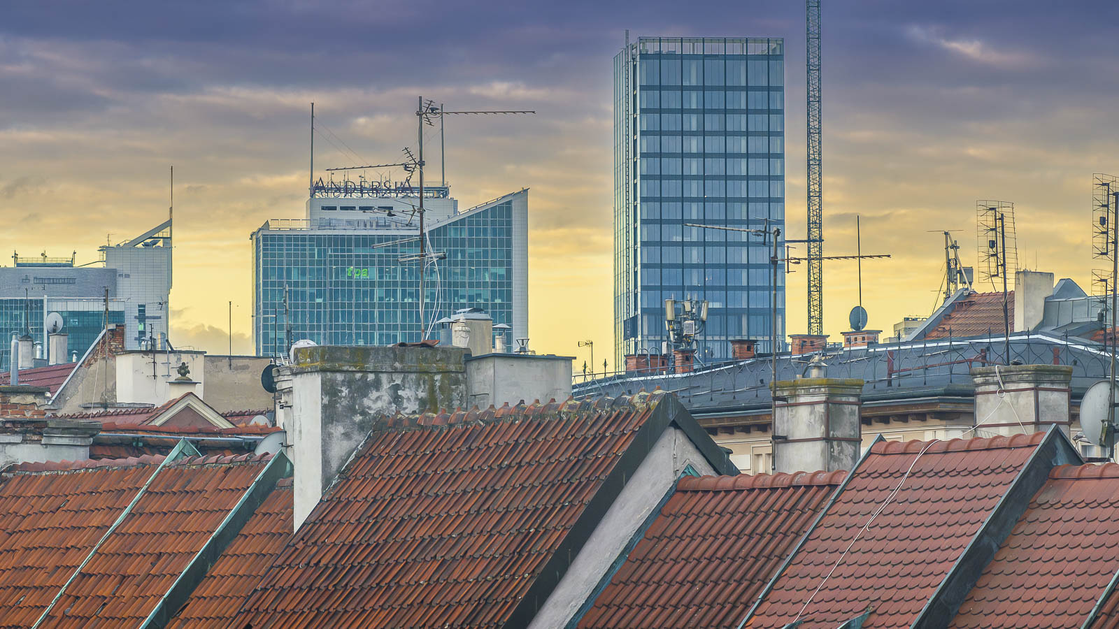 Inspekcja dachów przy użyciu drona Pabianice – szybka kontrola stanu pokrycia