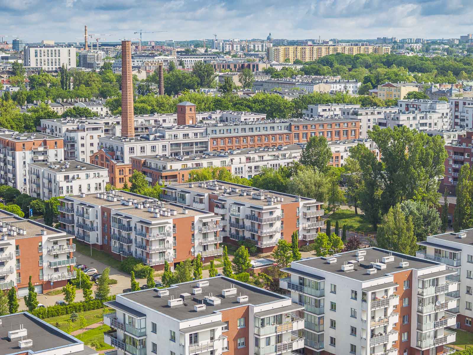 Kontrola kominów dronem Pabianice – dokładna analiza techniczna budynku