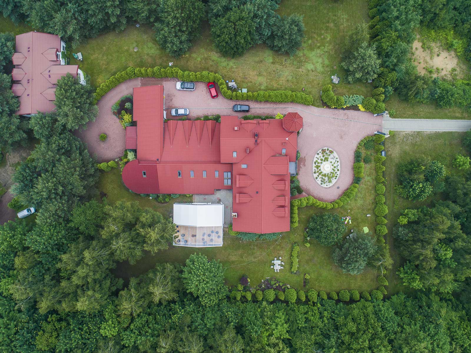 Inspekcja dachów z wykorzystaniem drona Radomsko – szybka ocena stanu technicznego
