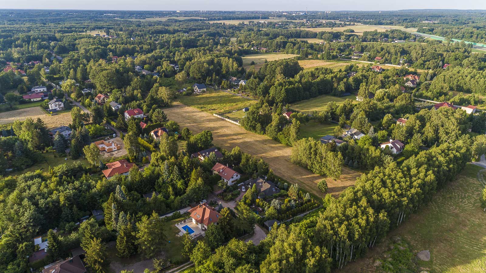 Fotografia nieruchomości z drona Łowicz – ujęcie domu i działki z lotu ptaka